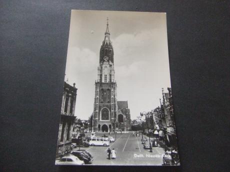 Delft Nieuwe Kerk marktplein met oude auto's
